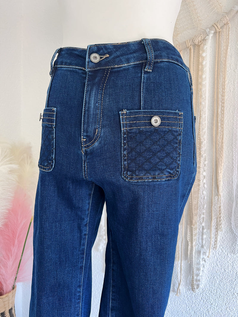 HIGHWAIST JEANS MIT AUSGESTELLTEM BEIN - VERSCH. GRößEN