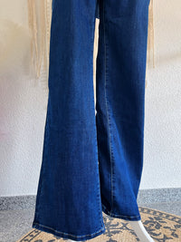 HIGHWAIST JEANS MIT AUSGESTELLTEM BEIN - VERSCH. GRößEN