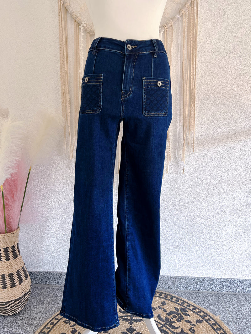 HIGHWAIST JEANS MIT AUSGESTELLTEM BEIN - VERSCH. GRößEN