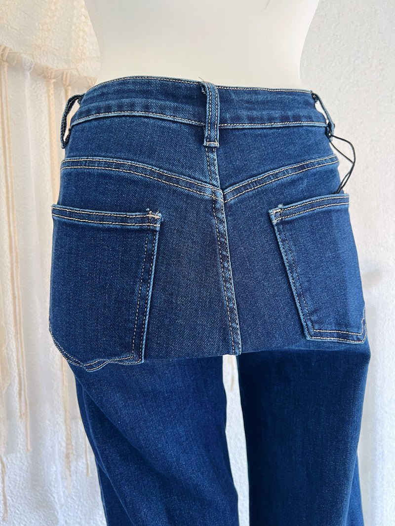 HIGHWAIST JEANS MIT AUSGESTELLTEM BEIN - VERSCH. GRößEN