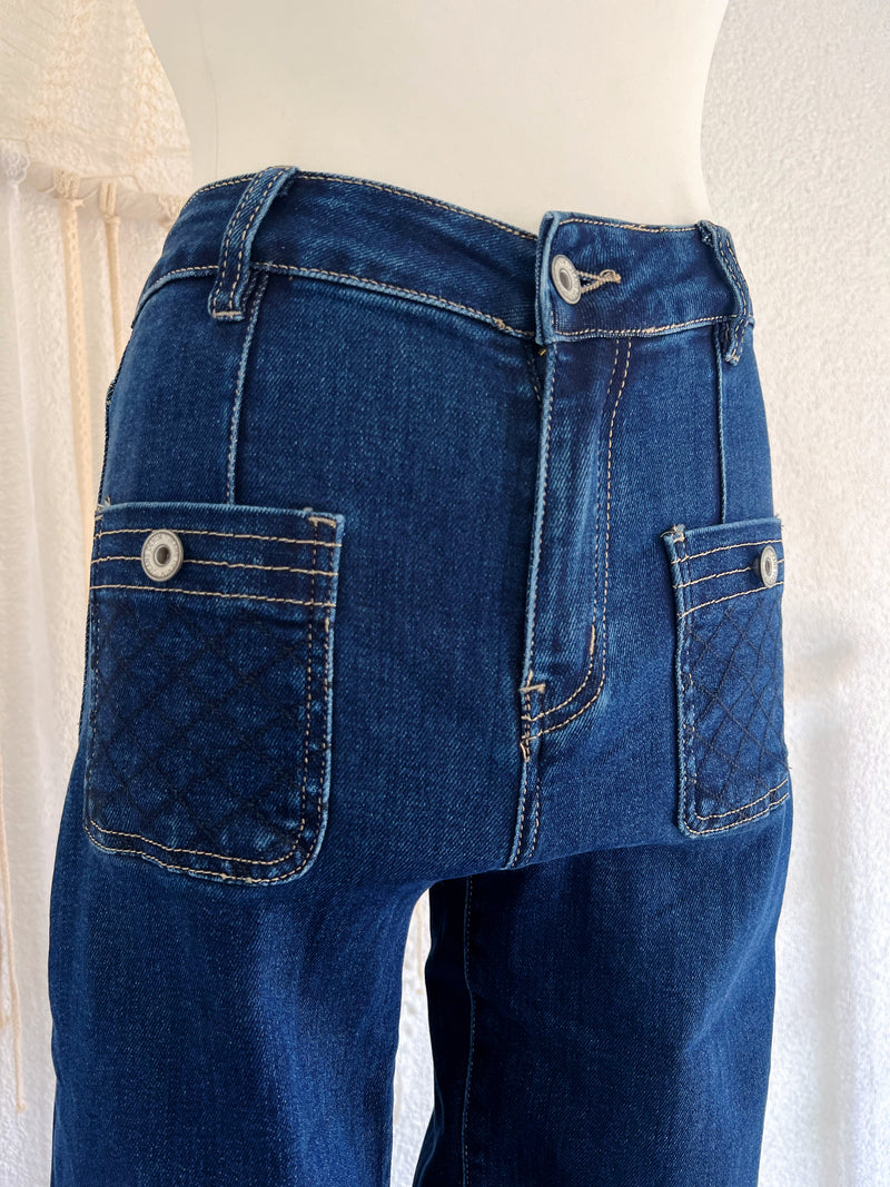 HIGHWAIST JEANS MIT AUSGESTELLTEM BEIN - VERSCH. GRößEN